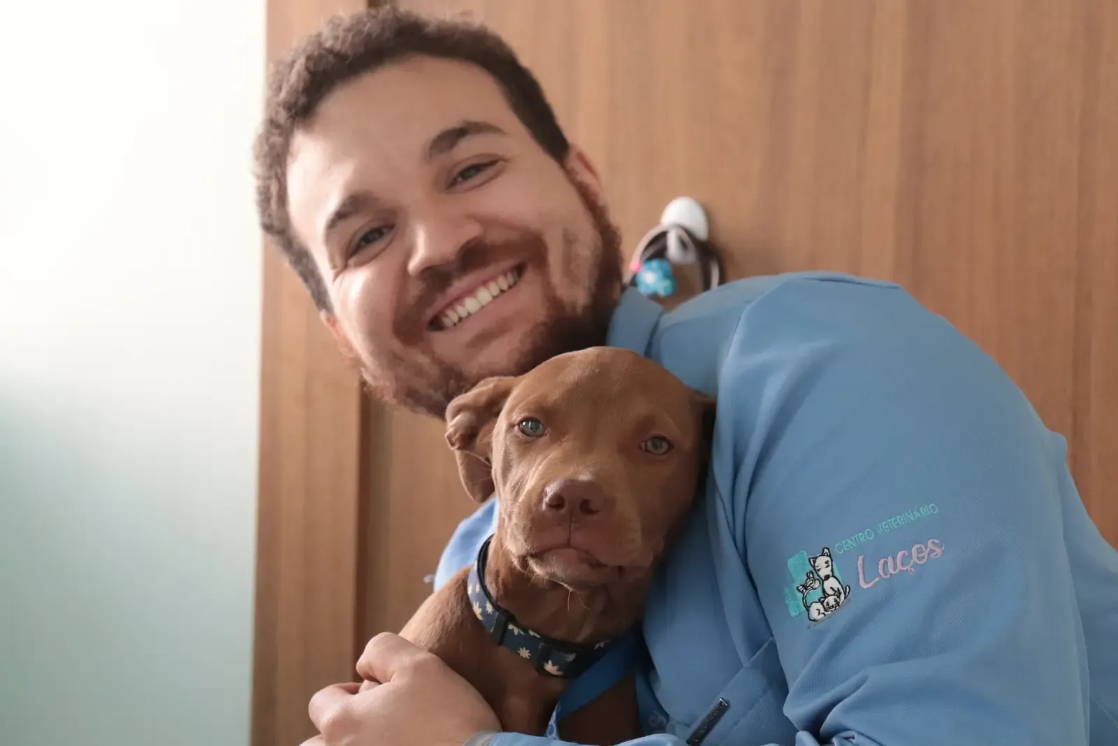 Victor abraçando um filhote de cachorro