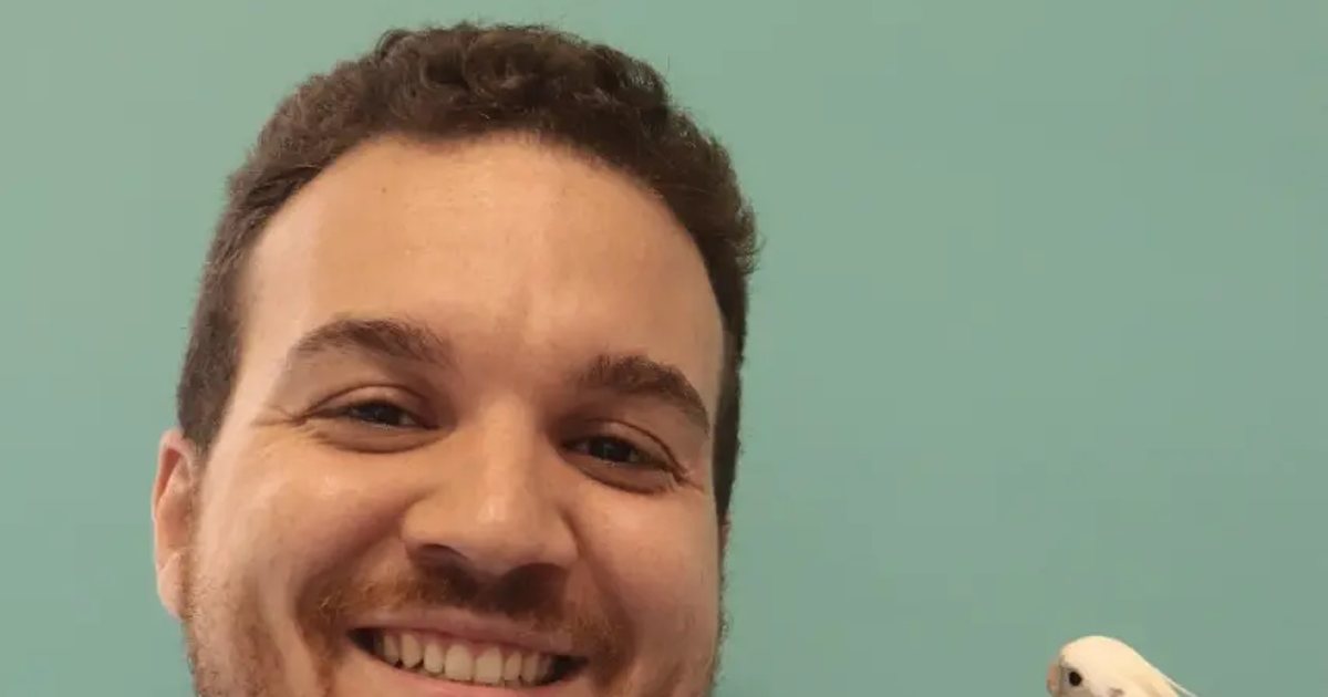 Victor Costa com uma calopsita no ombro