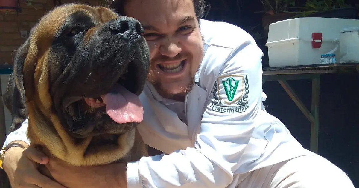 Victor Costa com um cão de grande porte