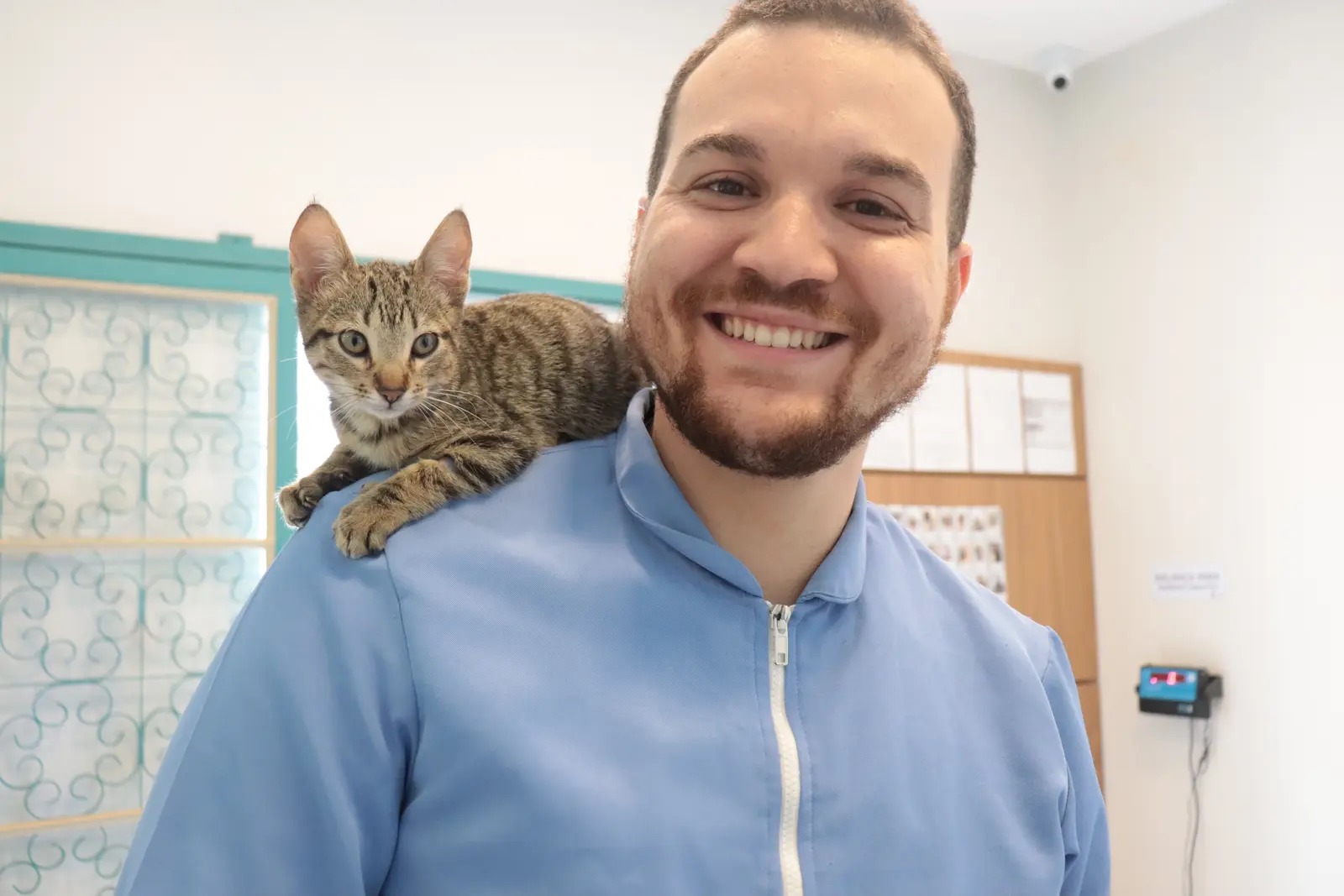 Victor Costa com um gato no ombro